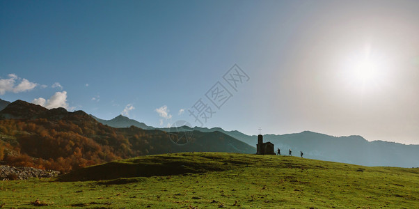 美丽的山景与登山者攀登到一个隐士隐逸山景图片