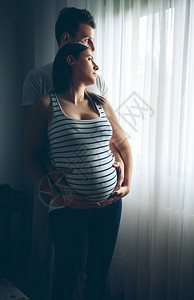 丈夫拥抱孕妇图片