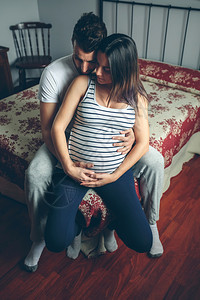 丈夫拥抱孕妇图片