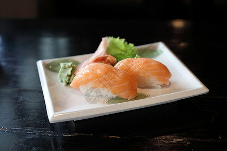 鲑鱼寿司摆盘特写图片