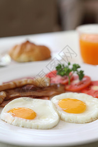 早餐培根煎蛋和橙汁图片