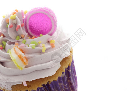 白色背景的紫纸杯蛋糕图片