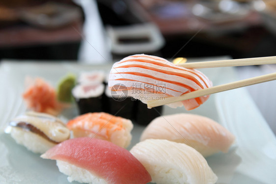 夹起一块生鱼寿司图片