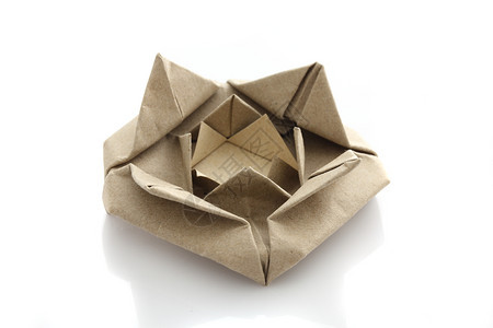 以循环造纸手工艺方式升起的折纸图片