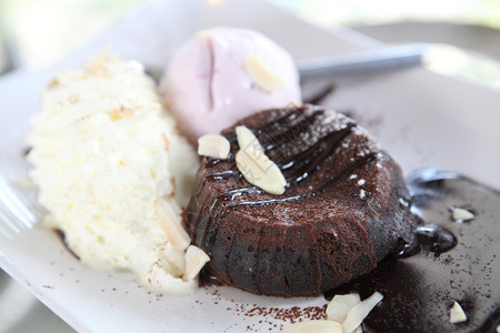 巧克力熔岩蛋糕特写镜头图片