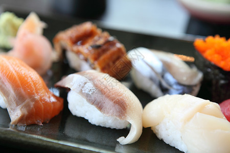 芥末加生鱼寿司近视图图片