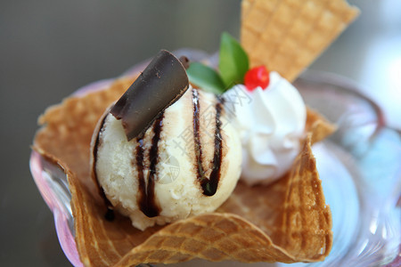 香草冰淇淋和华芙饼图片