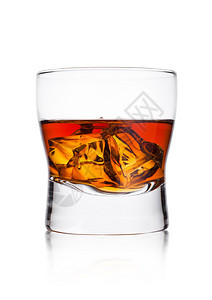优雅的威士忌杯子冰块在白色背景上反射图片