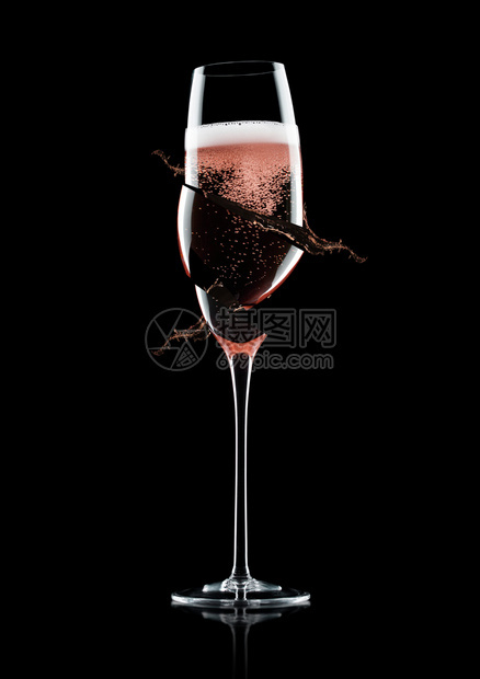 粉红色香槟碎玻璃黑色底有泡反光图片