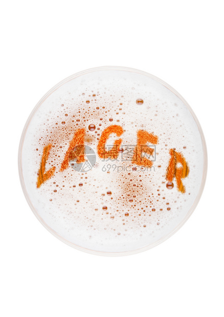 白色背景最上视图面有啤酒字母形状的玻璃啤酒杯图片