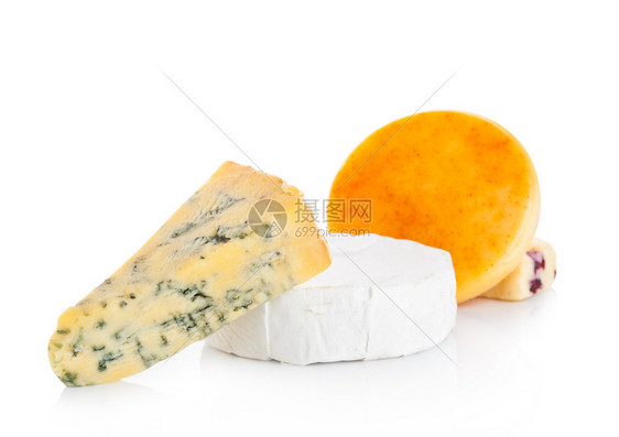 白背景上不同的奶酪选择并进行反射图片