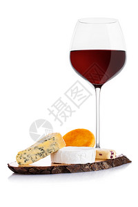 玻璃红葡萄酒有奶酪选择和白底葡萄图片
