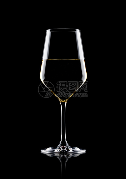 玻璃白葡萄酒黑色背景反射图片