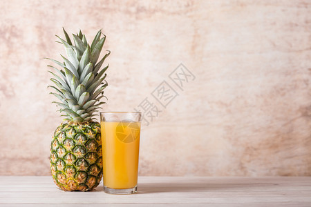玻璃杯新鲜菠萝汁木本底有生果图片