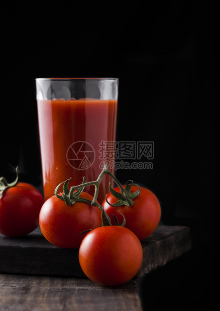 一瓶新鲜的有机番茄汁和新鲜的生西红柿盒装在厨房背景的盒子里图片