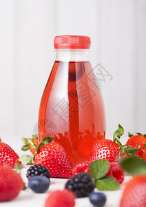 木底本加鲜草莓和的浆果苏打汁饮料图片