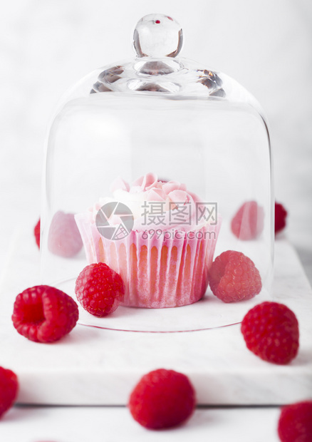 蛋糕松饼加红莓奶油甜点大理石背景和新鲜草莓图片