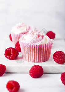 蛋糕松饼加红莓奶油甜点大理石背景和新鲜草莓图片