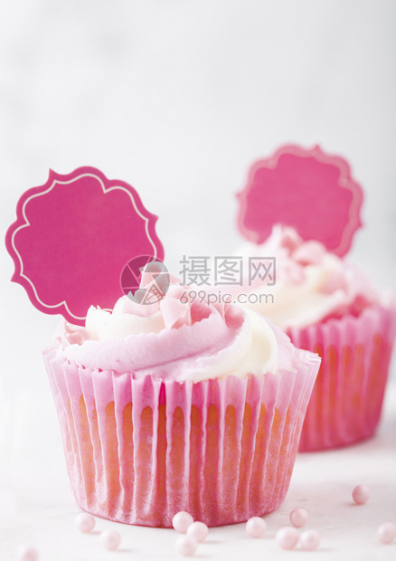 蛋糕松饼夹红莓奶油甜点大理石背景粉红色糖果图片
