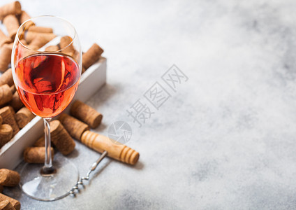 玻璃粉红玫瑰葡萄酒装有软木箱和开瓶器放在石厨房桌底顶层视图图片