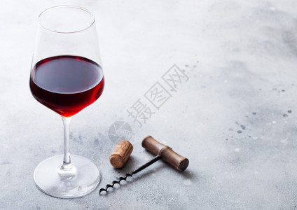 美酒杯厨房桌底有软木和开瓶器的红酒图片