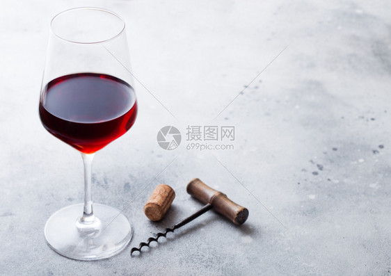 美酒杯厨房桌底有软木和开瓶器的红酒图片