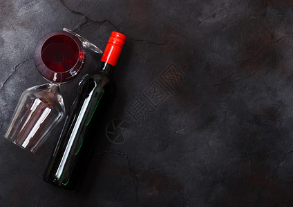 厨房餐桌背景的优雅玻璃和一瓶红酒高清图片