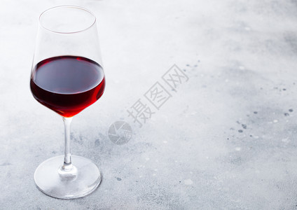 厨房餐桌背景的红酒优雅杯子图片