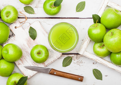 一杯新鲜的有机苹果汁外婆把绿色苹果装在盒子里放木本上图片