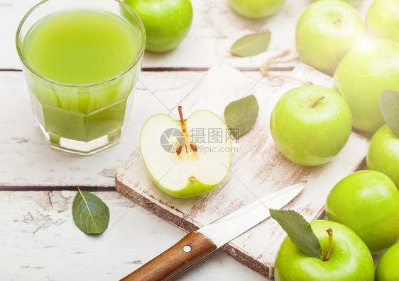一杯新鲜的有机苹果汁木制背景的铁匠奶和不理的棕榈苹果图片