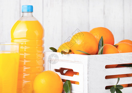 白木箱中含有生橙子的机新鲜色凉冰汁和玻璃杯白木箱图片