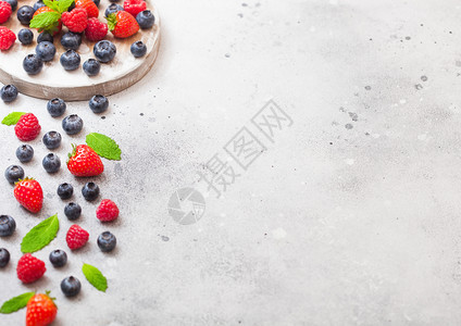 圆年版板背景的新鲜有机果子文本空间草莓蓝和薄片叶图片