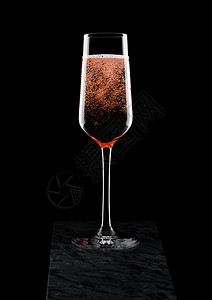 优雅的粉红玫瑰香槟杯黑色大理石板上有泡黑色大理石板上有泡图片
