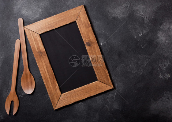 古老的厨房木质器有粉笔菜单板在石桌背景顶层视图图片