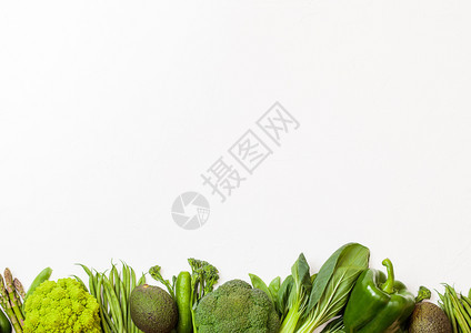白种背景的青菜生有机蔬鳄梨卷心菜椰和黄瓜配有裁剪和芒豆松散辣椒和生菜图片