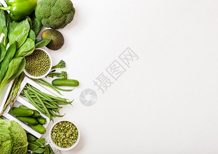 白种背景的绿色生有机蔬菜鳄梨卷心菜花椰和黄瓜图片