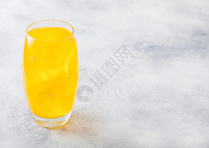 一杯橙色苏打饮料冰块和石头厨房底部的泡图片