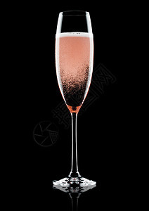 玫瑰粉红香槟杯黑色背景的泡反光图片