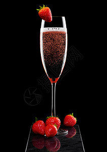 优雅的粉红玫瑰香槟上面有草莓黑色大理石板上也有黑莓图片