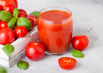 玻璃新鲜有机番茄汁新鲜生西红柿和胡椒图片