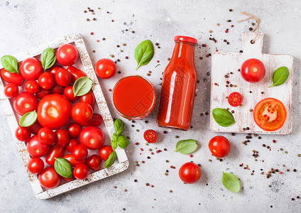瓶装新鲜有机番茄汁生西红柿烤肉和石本面盒装胡椒图片