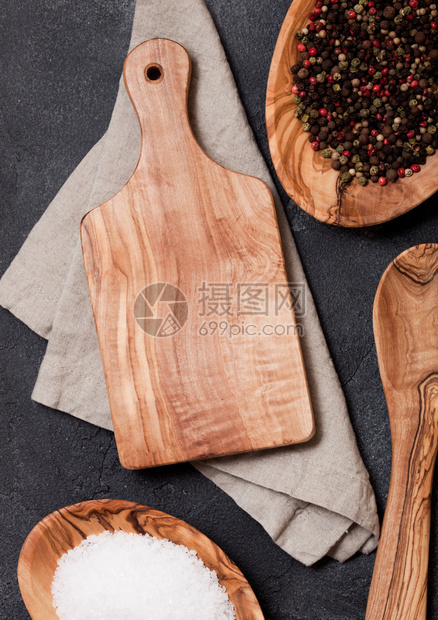橄榄木厨房用具有切面板和石桌背景的碗最高视图图片