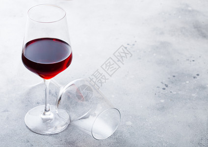 厨房桌边的红酒杯子很优雅图片