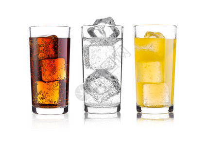 一杯可口乐橙苏打饮料和柠檬水用冰块在白底面闪光水图片
