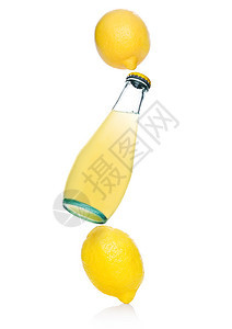 在空气中用柠檬和喝软饮料图片