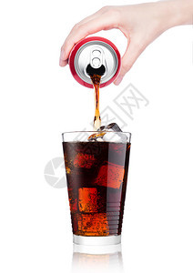 女用手将可乐苏打饮料从铝罐倒到玻璃白底面有冰块图片
