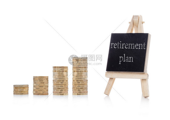 白底硬币在黑板上刻有白底硬币的纸板上退休计划构想案文图片