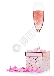 粉红礼盒上面的香槟和情人节的玫瑰白底一天图片