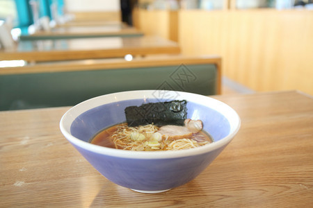 木桌上的日式清汤面图片