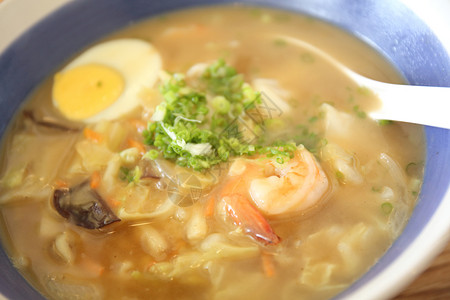 含鸡蛋虾仁的日式清汤面图片